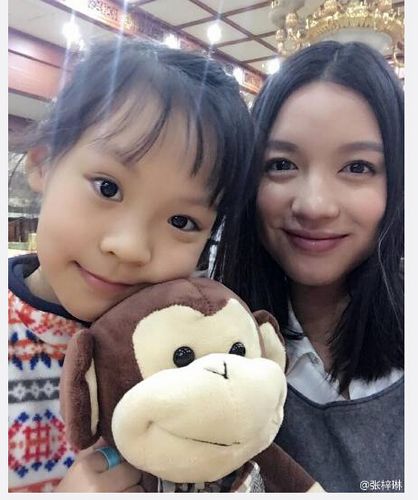 张梓琳躲小女孩后面合影 自称"心机阿姨"(图)
