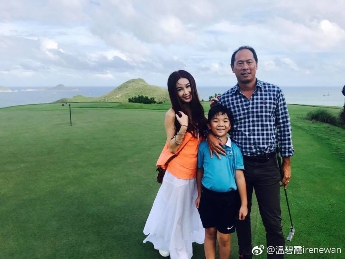 组图：温碧霞家庭聚会露肩衣配纯白长裙 身材苗条活泼似少女