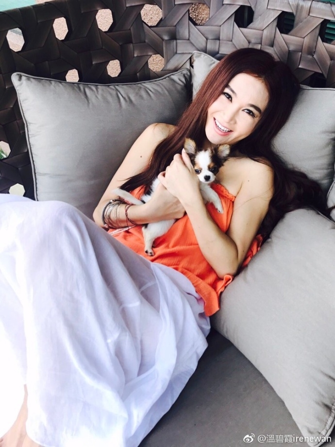 组图：温碧霞家庭聚会露肩衣配纯白长裙 身材苗条活泼似少女