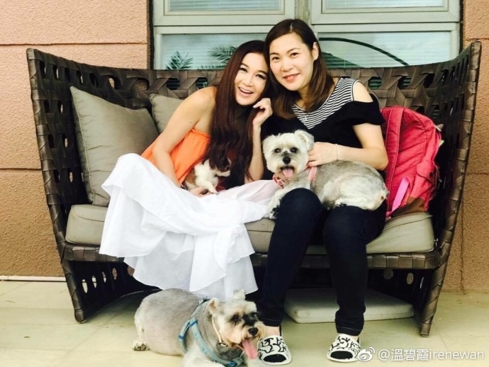 组图：温碧霞家庭聚会露肩衣配纯白长裙 身材苗条活泼似少女