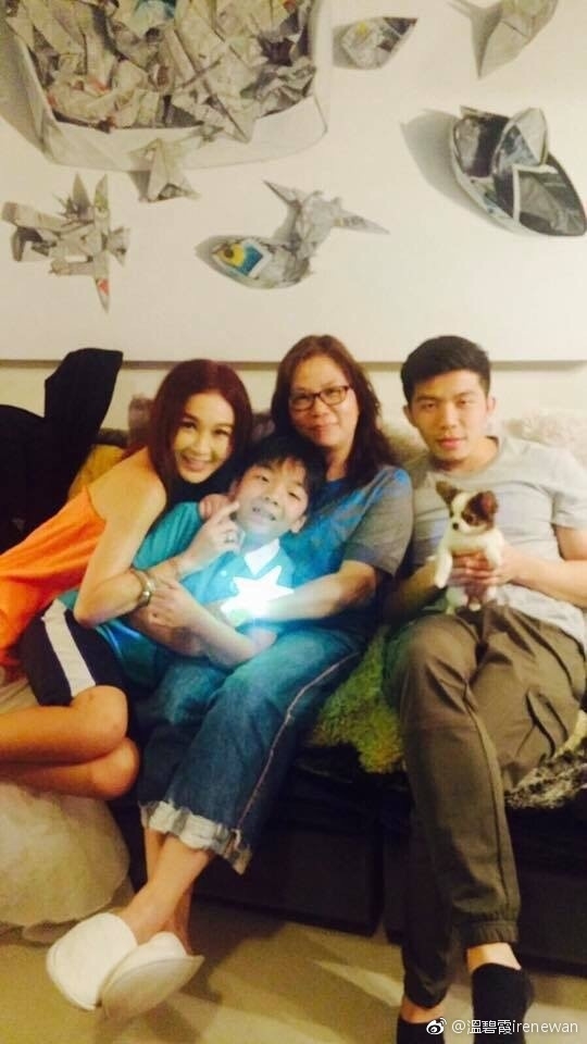 组图：温碧霞家庭聚会露肩衣配纯白长裙 身材苗条活泼似少女