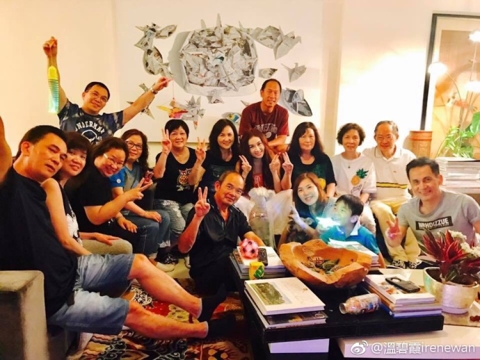 组图：温碧霞家庭聚会露肩衣配纯白长裙 身材苗条活泼似少女