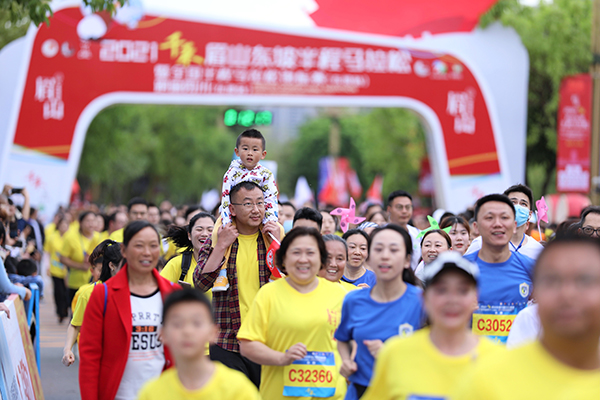“东马”邀天下 诗书韵眉山 2021东坡半程马拉松鸣枪起跑_fororder_赛事现场2--摄影---方秦