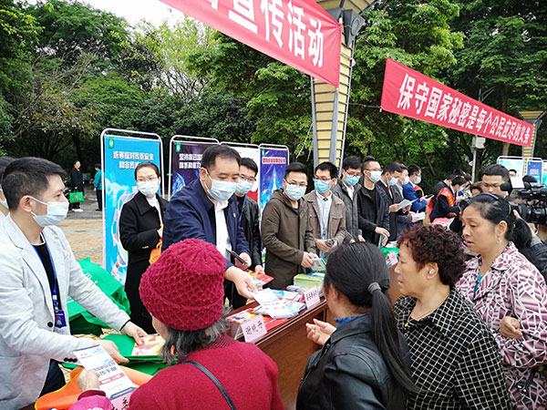 宜宾筠连县开展“4·15”全民国家安全教育日宣传活动_fororder_谢晓丹在现场发放宣传资料-供图-筠连新闻宣传部1