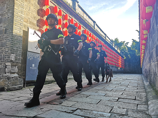 全警实战大练兵省级“标兵个人”杨军：发挥党员精神 勇于担当履职_fororder_杨军（前一）与同事开展巡逻-供图-大邑县公安局