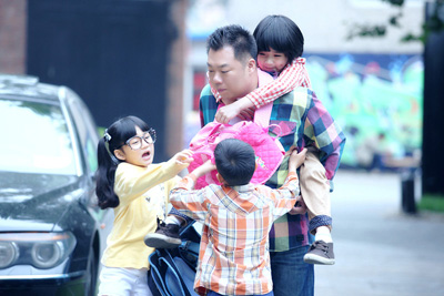 《武林外传》十年梦 大嘴姜超变“单身奶爸”
