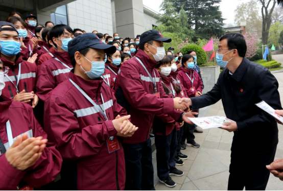 陕西第一批支援湖北医疗队捐款20万给200名贫困生