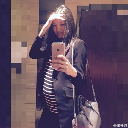 张梓琳挺大肚晒自拍照 网友：素颜还这么美(图)