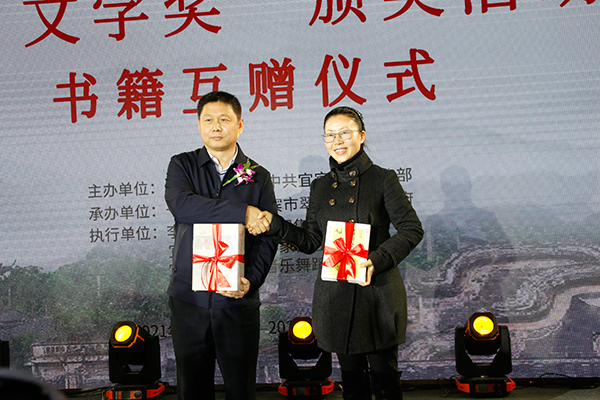 “中国李庄杯”第16、17届十月文学奖颁奖活动在宜宾翠屏区李庄镇举行_fororder_李庄文化丛书与京版图书互赠仪式-摄影-高学兵4