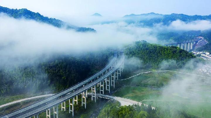 沿着高速看中国｜飞掠映山红，日子别样红——闽赣湘老区苏区高速公路纪行