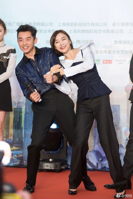 郑恺袁姗姗搞怪合影 搞笑上演"猪八戒背媳妇"