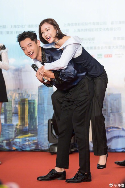 郑恺袁姗姗搞怪合影 搞笑上演"猪八戒背媳妇"