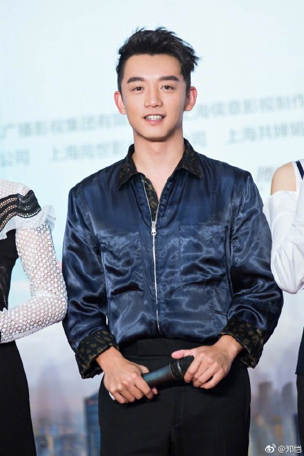 郑恺袁姗姗搞怪合影 搞笑上演"猪八戒背媳妇"