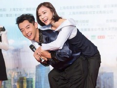郑恺袁姗姗搞怪合影 搞笑上演"猪八戒背媳妇"