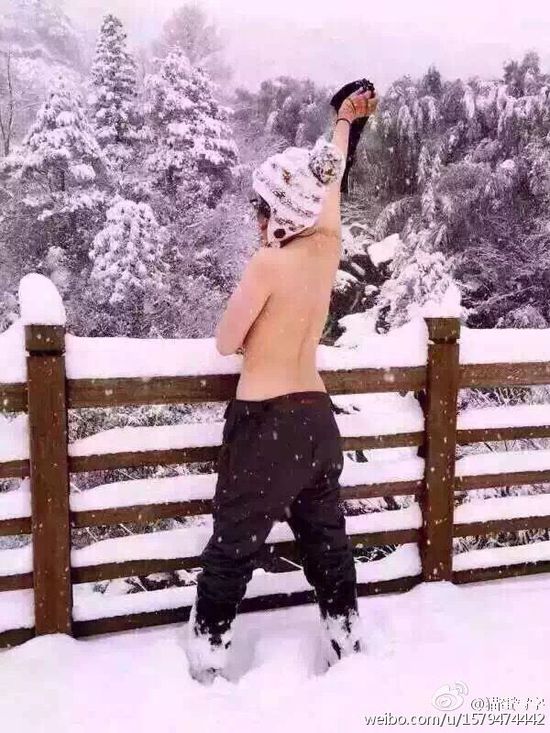 浙江两位妹子脱光上身雪中求男友(图)