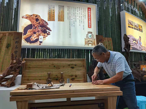 眉山丹棱：六旬老党员匠心制作木雕作品 庆祝建党一百周年_fororder_邱学清正在进行雕刻-摄影-程啸笑