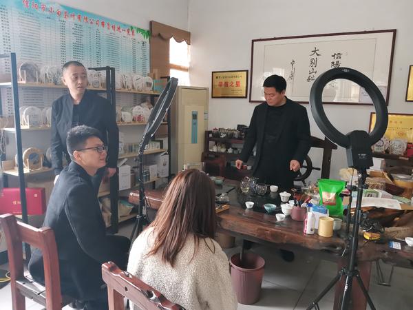 小山村里的直播天团 当信阳市浉河茶香遇上电商