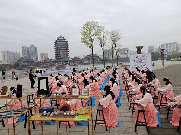 当眉山遇见马拉松 竟可以这样“与众不同”_fororder_“非遗”节目表演-供图-眉山市委宣传部