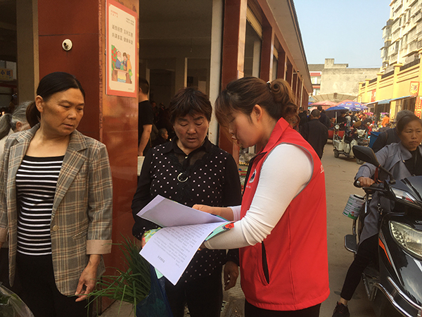 眉山彭山区：禁种铲毒宣传进街道_fororder_禁毒社工正在向群众宣传禁毒知识-摄影-汪聪
