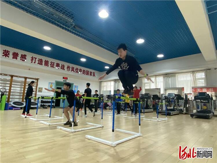 冬奥筹办一线劳动者剪影："五一"小长假，奋斗不放假