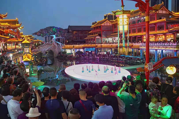 “东马”邀天下 诗书韵眉山 2021东坡半程马拉松鸣枪起跑_fororder_东马之夜节目表演吸引众多参赛者和市民观看--摄影--方秦