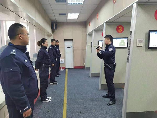 全警实战大练兵省级“标兵个人”杨军：发挥党员精神 勇于担当履职_fororder_杨军（右）训练民警、辅警-供图-大邑县公安局