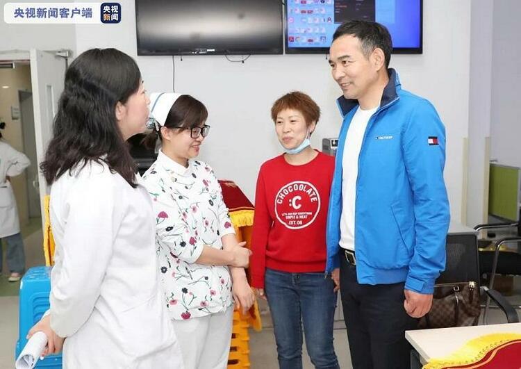 国内首例ECMO跨国转运患者救治成功 三面锦旗致谢医护