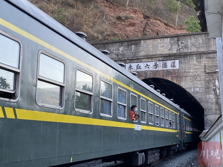 （转载）烟火人间“小慢车”　温暖大山彝人心
