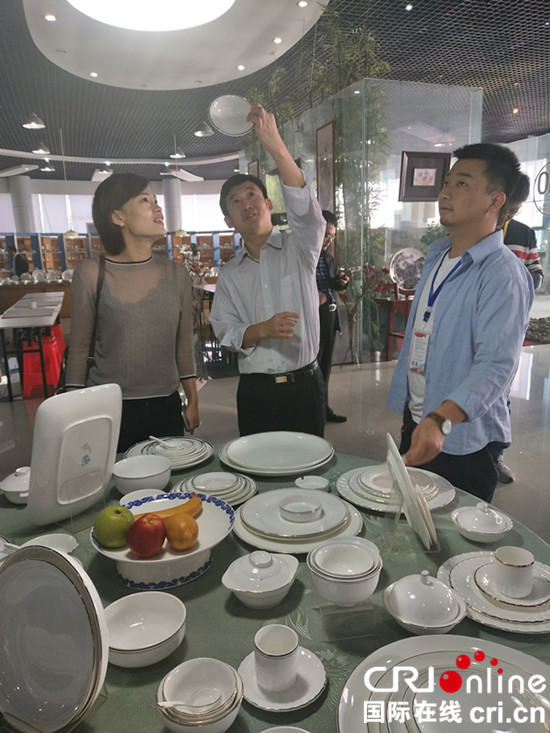 山东海瓷集团生物海洋贝瓷餐具引领健康革命_fororder_采访团记者详细了解海洋贝瓷特点_副本