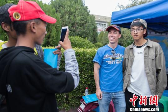 西藏大学启动社团游园活动 9国留学生展异域风情
