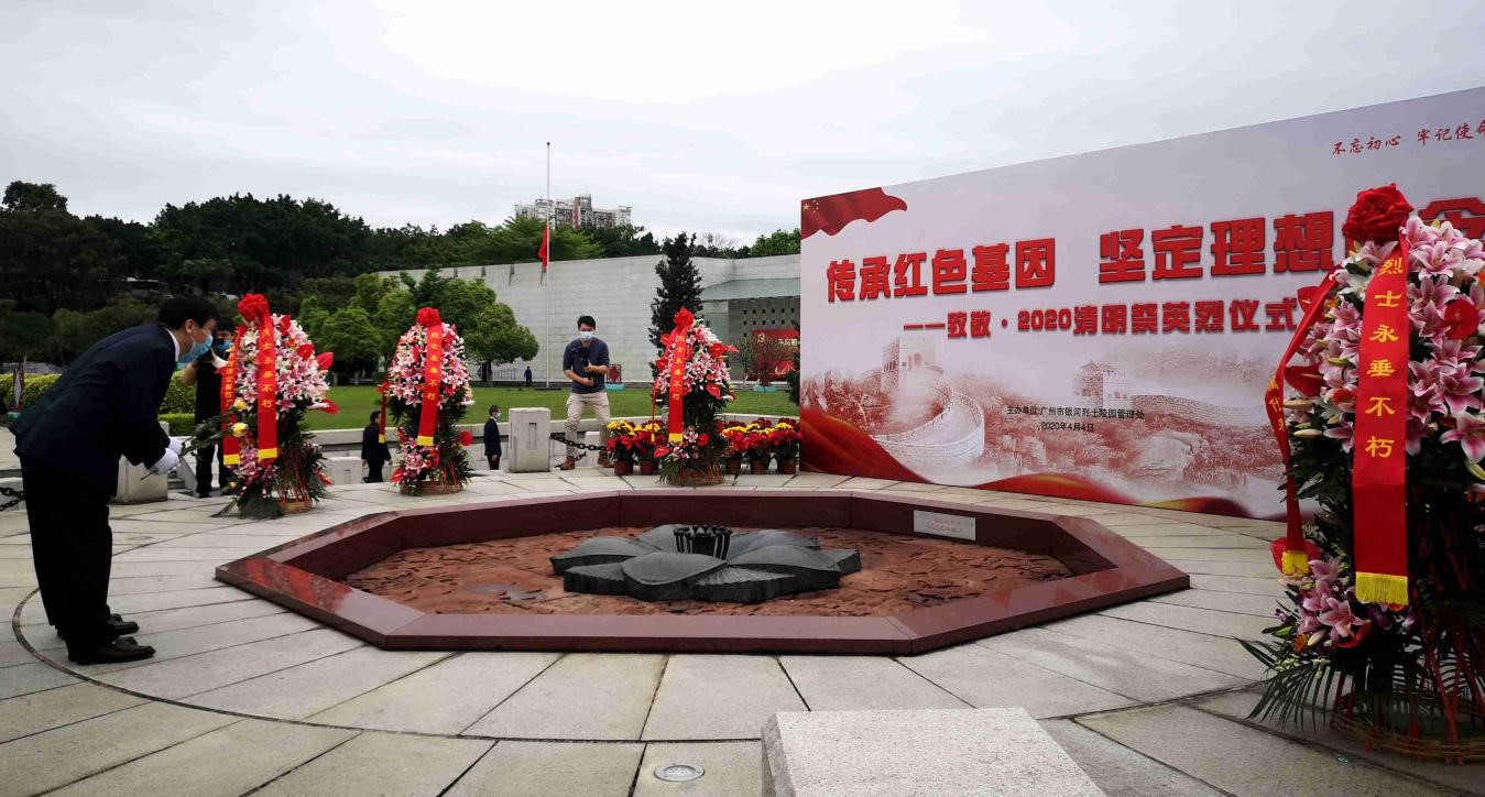 图片默认标题_fororder_陵园工作人员在长明火炬前敬献鲜花（韩希 摄）