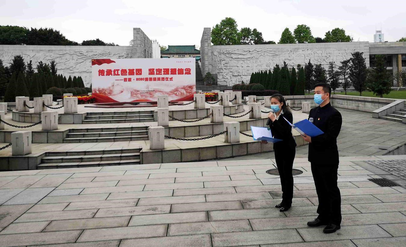 图片默认标题_fororder_青年代表朗诵《英烈颂》缅怀革命先烈（韩希 摄）