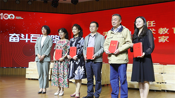 西安航天基地举办首届中小学生艺术展演活动_fororder_颁发聘任证书
