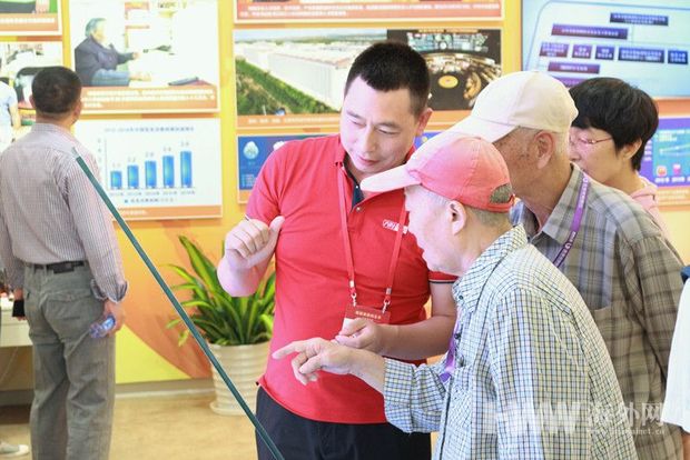 "砥砺奋进的五年"成就展:八旬老太触网带村民致富