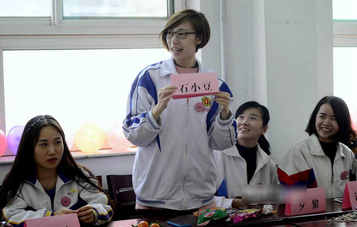 济南辣妈办学生派对 身着校服重返课堂