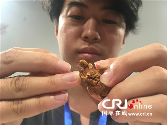 图片默认标题_fororder_手工艺人现场演示核雕技艺_副本