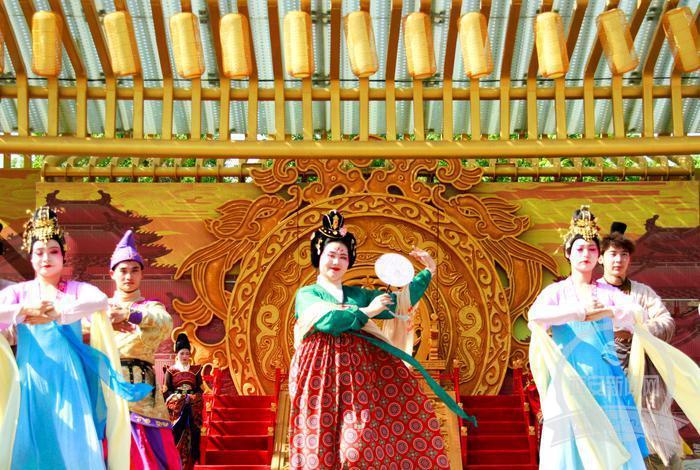 【中首 陕西 图】假日“进宫”赏花闻乐观唐戏 大明宫国家遗址公园开启半价游园季惠民活动