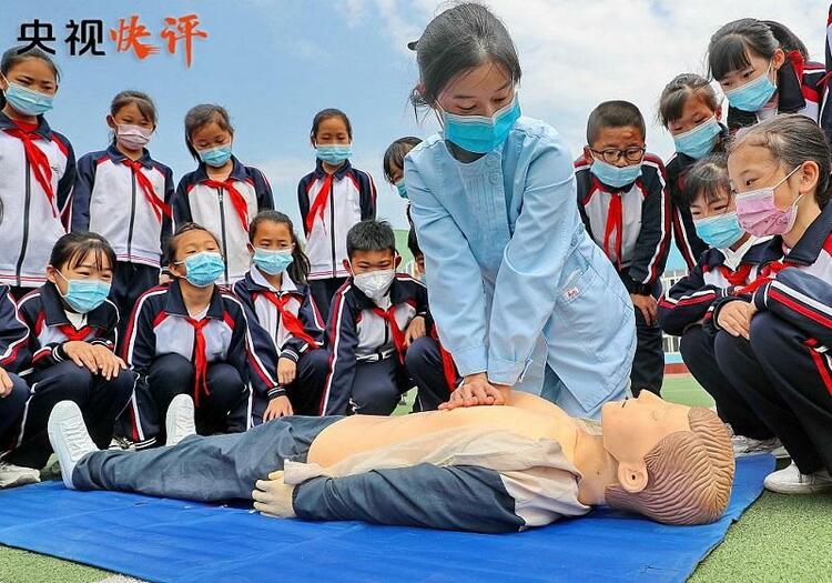 央视快评丨向平凡而伟大的“白衣天使”致敬