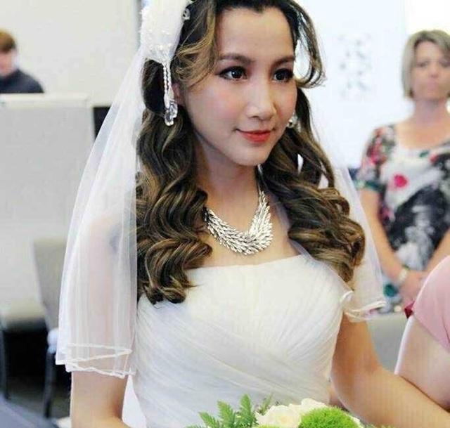 昔日超女“小李玟”嫁老外 歌手艾梦萌浪漫完婚