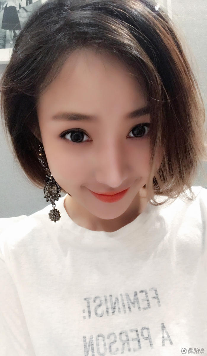 高清：贵州美女老总晒甜美自拍 祝福祖国妈妈