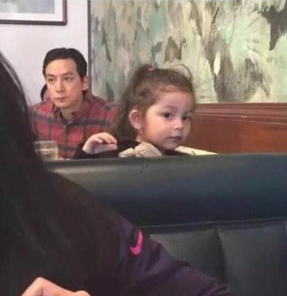 吴彦祖晒被女儿咬伤照 自称要好好“修理”女儿