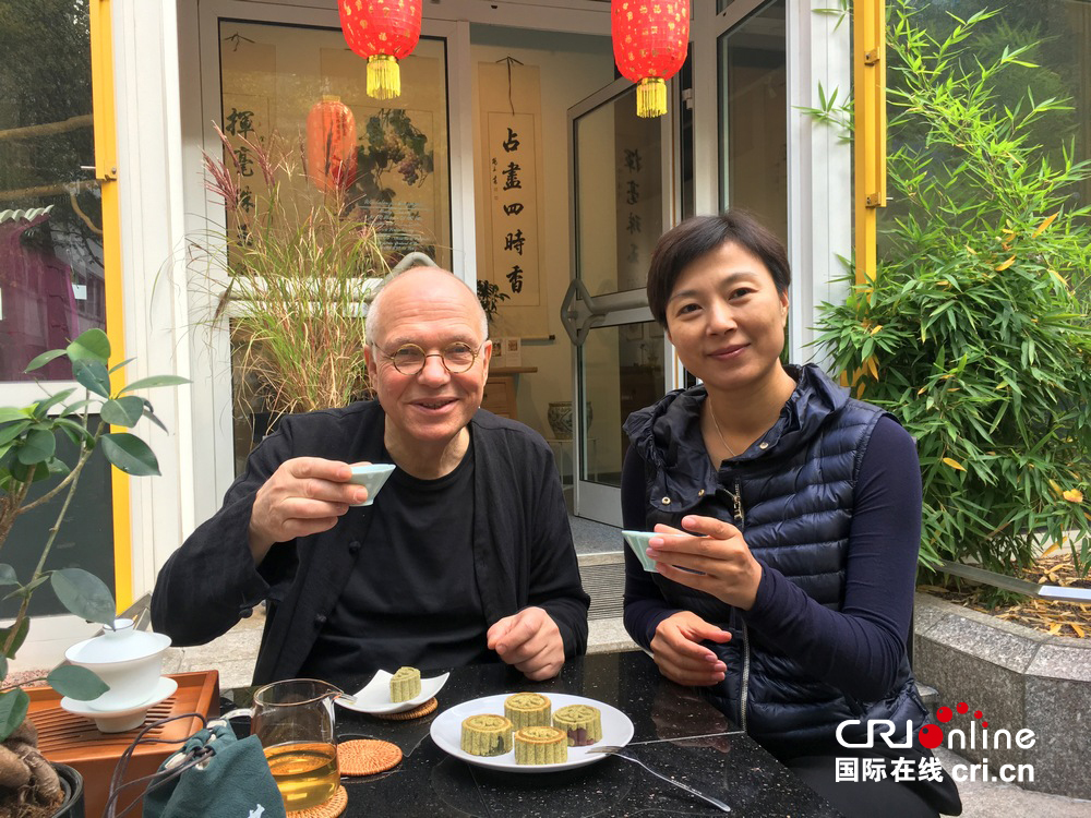 图片默认标题_fororder_1.盖哈德与远道而来的中国好友一同品茶、尝绿茶月饼