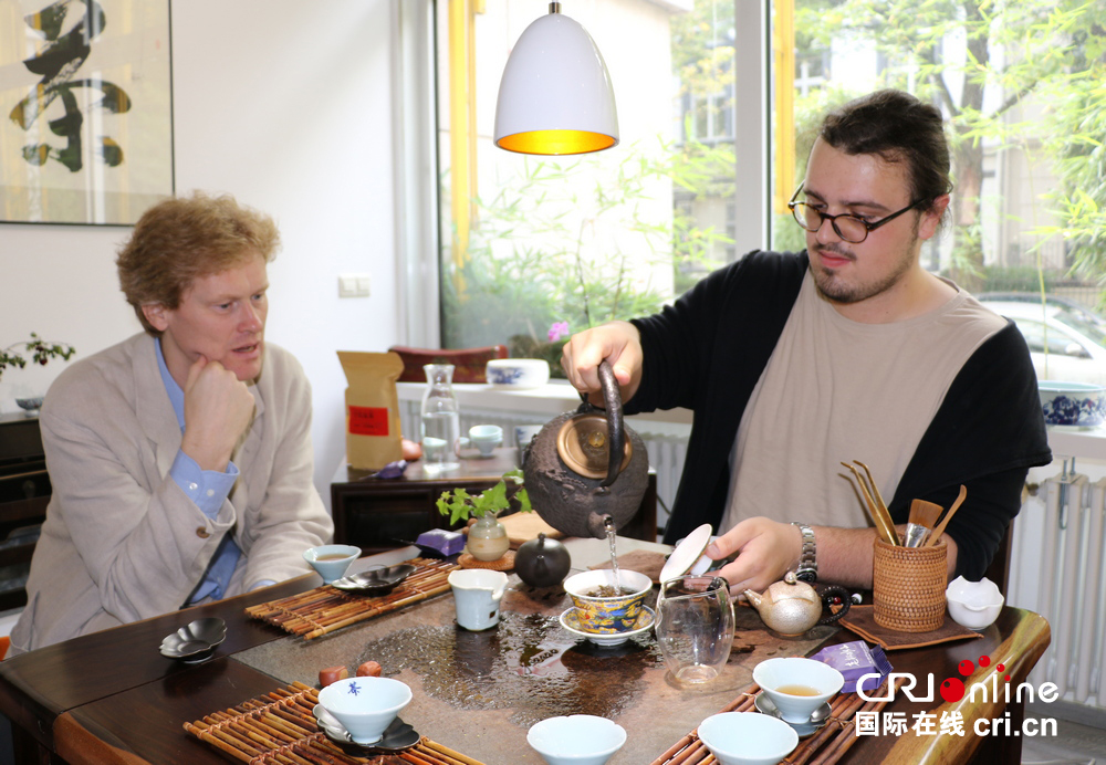 图片默认标题_fororder_5.德国小伙泡起茶来也毫不含糊