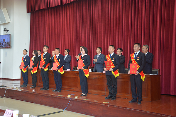广元市召开第五届劳动模范表扬大会_fororder_颁奖现场