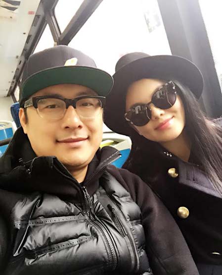 李湘与王岳伦出游秀恩爱 肤白红唇有贵气(图)