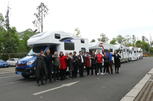 汽车频道【供稿】开启四川房车市场新征程 凤凰房车车友俱乐部授牌仪式顺利举行