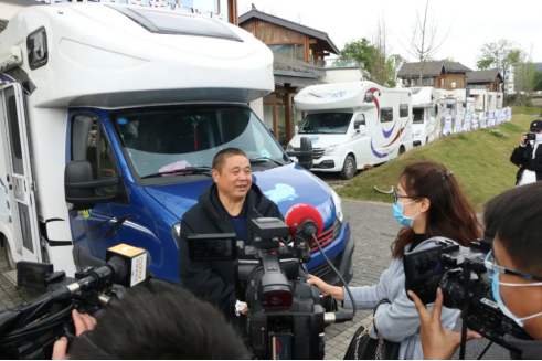 汽车频道【供稿】开启四川房车市场新征程 凤凰房车车友俱乐部授牌仪式顺利举行