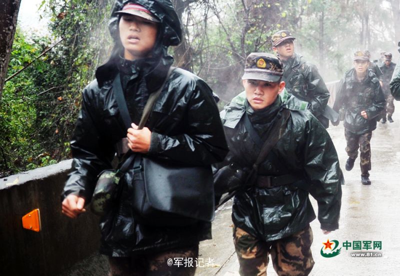 武警官兵的行军信条:一个都不能少-国际在线