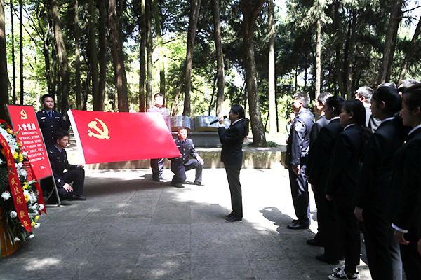 巴中市中级人民法院积极开展主题党（团）日活动_fororder_重温入党誓词