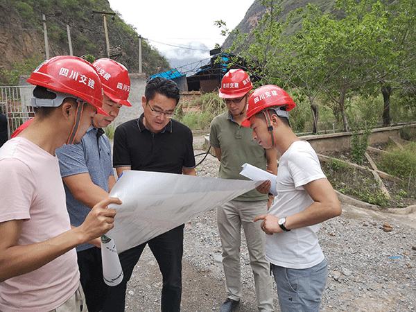 凉山州金阳县副县长罗雅宏：坚持把产业扶贫作为实现贫困群众稳定脱贫的根本之策_fororder_罗雅宏（中）在辖区调研公路建设进展情况---摄影--方秦